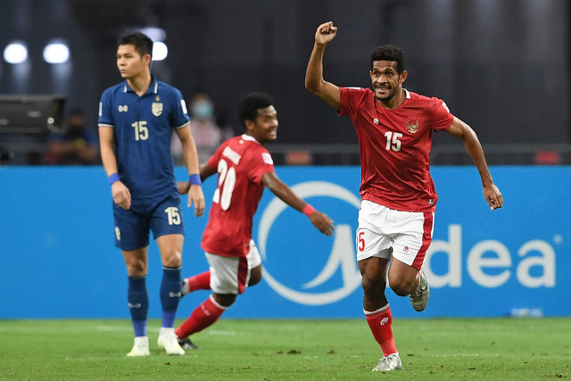 Pemain Indonesia Ricky Richardo Kambuaya (kanan) merayakan golnya pada leg kedua pertandingan final sepak bola AFF Suzuki Cup 2020. Foto: Roslan RAHMAN / AFP