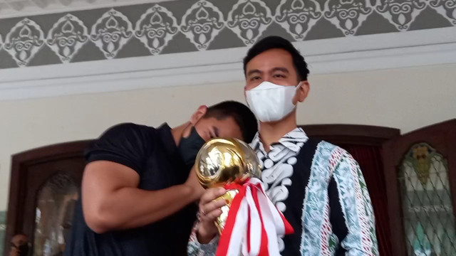 Direktur PT Persis Solo Saestu (PSS) Kaesang Pangarep dan Wali Kota Solo Gibran Rakabuming Raka, di Loji Gandrung, Sabtu (01/01/2022). FOTO: Agung Santoso