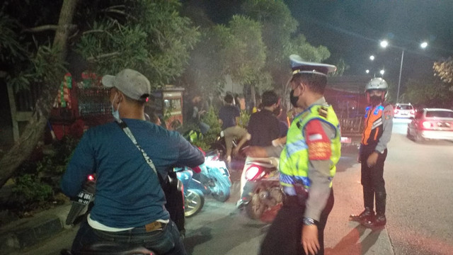 Polri Sat Lantas Jakarta Utara bersama Dishub melakukan imbauan prokes 5M dan pembubaran kerumunan masyarakat di sekitaran Danau Sunter Jl. Agung Indah Tj. Priok Jakarta, Utara, Minggu (2/1) dini hari. Foto: Twitter/@TMCPoldaMetro