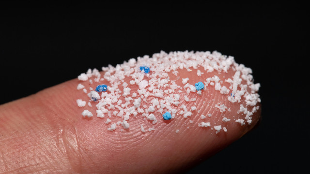 Ilustrasi mikroplastik. Foto: Shutter Stock