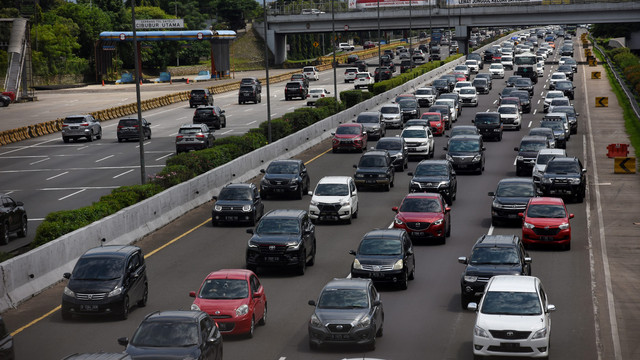 Sejumlah kendaraan melintas di jalan Tol Jagorawi dari arah Bogor menuju Jakarta di Cibubur, Jakarta, Minggu (2/1/2022).  Foto: ANTARA FOTO/Indrianto Eko Suwarso