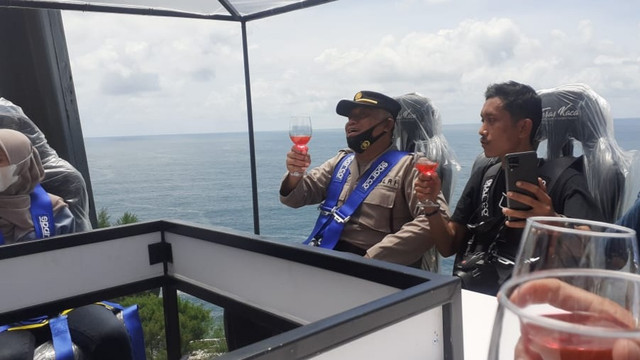Kopi On The Sky, sensasi minum kopi dan berbagai jenis minuman lainnya dari ketinggian 30 meter dengan pemandangan laut lepas di Gunungkidul. Foto: Erfanto/Tugu Jogja