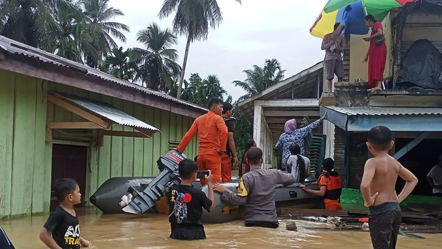Evakuasi warga di tengah banjir. Dok. BPBA 