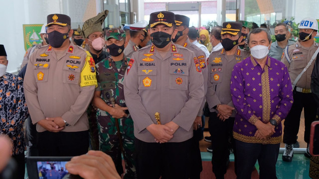 KAPOLDA Riau yang baru, Irjen Pol Mohammad Iqbal (tengah) saat tiba di VIP Room Lancang Kuning Bandara Sultan Syarif Kasim II, Pekanbaru, Sabtu (1/1/2022). 
