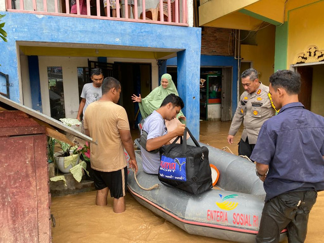 KAPOLRES Rokan Hulu, Riau, AKBP Eko Wimpiyanto Hardjito saat evakuasi ibu muda hendak melahirkan audah bukaan 2 ke tempat praktik bidan di Desa Babussalam, Rambah, Sabtu (1/1/2022).