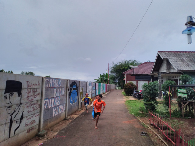 Bermain sambil belajar Foto : Hartono