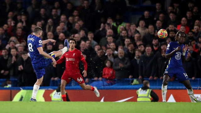 Pemain Chelsea Mateo Kovacic mencetak gol pertama mereka saat hadapi Liverpool di Stamford Bridge, London, Inggris, Minggu (2/1/2022). Foto: Action Images via Reuters/Peter Cziborra