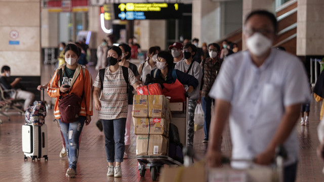 Sejumlah penumpang pesawat berjalan setibanya di Terminal 2 Kedatangan Domestik Bandara Internasional Soekarno-Hatta, Tangerang, Banten, Minggu (2/1/2022). Foto: Fauzan/ANTARA FOTO