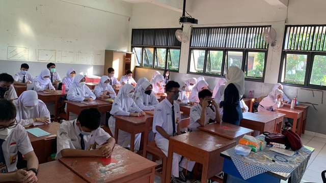 Pelaksanaan Pembelajaran Tatap Muka (PTM) di SMPN 139 Klender, Jakarta Timur, Senin (3/1). Foto: Nugroho GN/kumparan