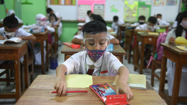 Siswa mengikuti Pembelajaran Tatap Muka (PTM) di SDN 08 Kenari Jakarta, Senin (3/1/2022). Foto: Akbar Nugroho Gumay/Antara Foto