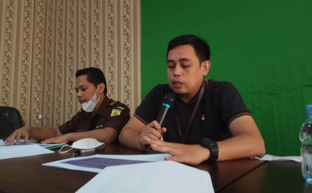 Kasi Intel Kejari Kuningan, Aryansa SH saat memberikan keterangan pers kepada awak media. (Andri)
