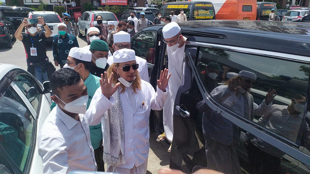 Habib Bahar bin Smith tiba di Mapolda Jabar untuk dimintai keterangan terkait kasus dugaan ujaran kebencian pada Senin (3/1). Foto: Rachmadi Rasyad/kumparan