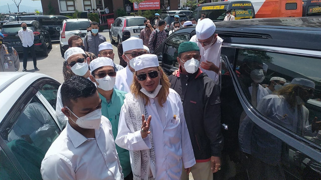 Habib Bahar bin Smith tiba di Mapolda Jabar untuk dimintai keterangan terkait kasus dugaan ujaran kebencian pada Senin (3/1). Foto: Rachmadi Rasyad/kumparan