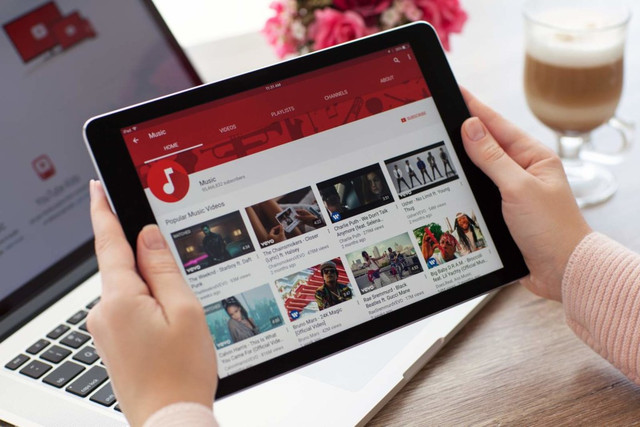Ilustrasi menonton Youtube. Foto: ShutterStock
