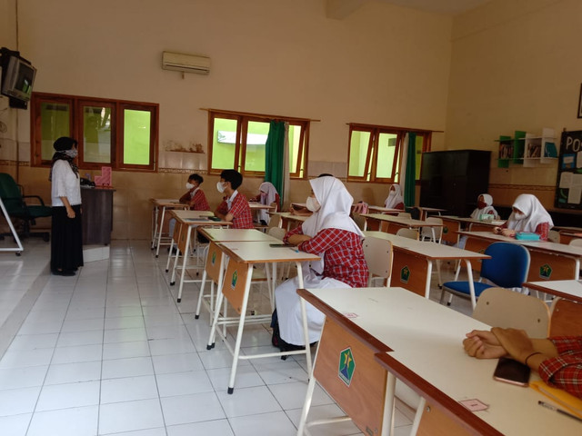 Siswa di Kota Malang menjalani pembelajaran tatap muka. Foto: M Sholeh