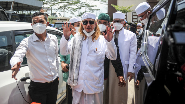 Penceramah Bahar Smith (tengah) memberikan keterangan kepada media saat tiba di Polda Jabar untuk menjalani pemeriksaan di Bandung, Jawa Barat, Senin (3/1/2022). Foto: Raisan Al Farisi/Antara Foto