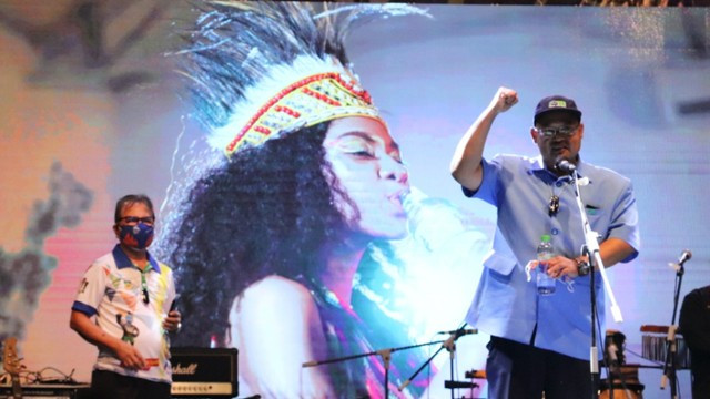 Direktur PDAM Jayapura, Entis Sutisna saat memperkenalkan air mineral Robongholo dan Nanwani di Peparnas XVI Papua. (Dok foto: PDAM)