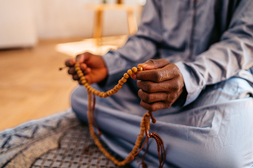 Ilustrasi mengamalkan bacaan astaghfirullah. Foto. dok. urbazon di Unsplash