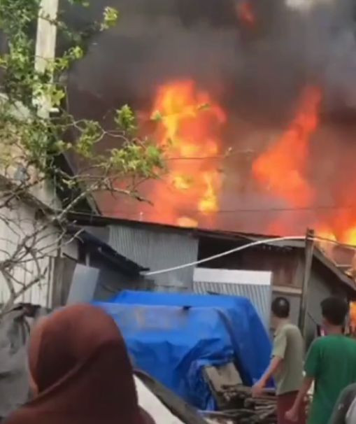Kobaran api yang menghanguskan pasar di Desa Pundu.