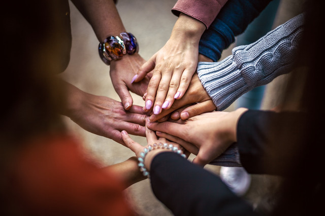 kerja sama tim dalam melaksanakan program pengembangan komunitas. sumber : pixabay.com
