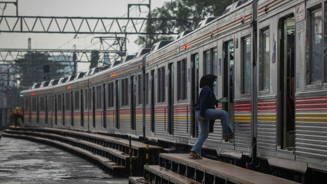 Penumpang naik ke dalam rangkaian kereta rel listrik (KRL) di Stasiun Manggarai, Jakarta, Kamis (6/5/2021).  Foto: Aprillio Akbar/ANTARA FOTO