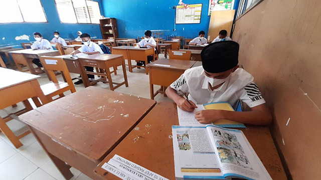 SEORANG siswa SMP di Pekanbaru saat belajar tatap muka secara terbatas, belum lama ini. 