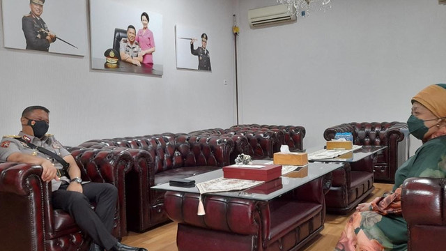 IRJEN Pol Agung Setya Imam Effendi saat jumpa tokoh masyarakat Riau, Hj Azlaini Agus, Senin (3/1/2022). 