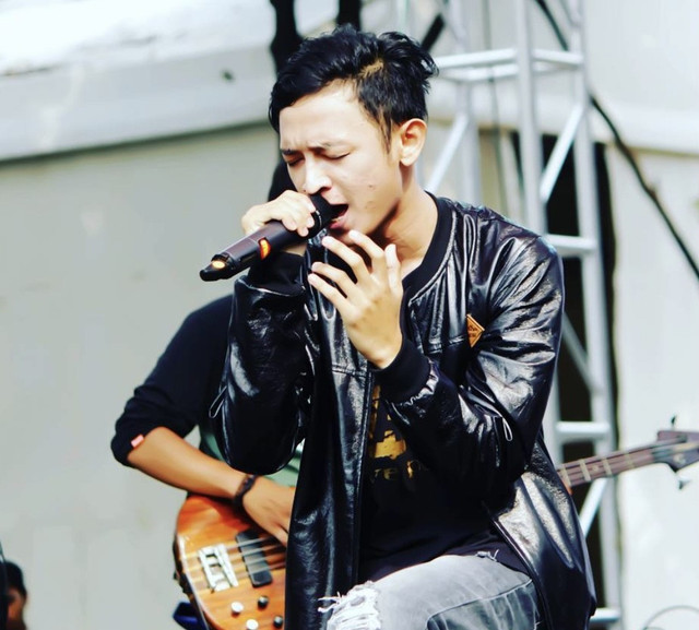 Potret Bento, vokalis Band SouQy saat membawakan lagu Cinta Stadium Akhir. Foto: Instagram/souqy_official.