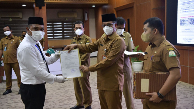 Penyerahan SK Tenaga Kontak 2022 di lingkungan Pemerintah Aceh. Foto: Humas Aceh 