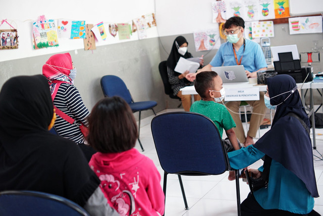 Ilustrasi orang tua mendaftarkan anak di TK Negeri. Foto: Jamal Ramadhan/kumparan