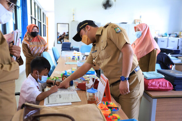 Wali Kota Tangerang Arief R Wismansyah mengecek pelaksanaan Pembelajaran Tatap Muka (PTM), Selasa, (4/1). Foto: Dok. Istimewa