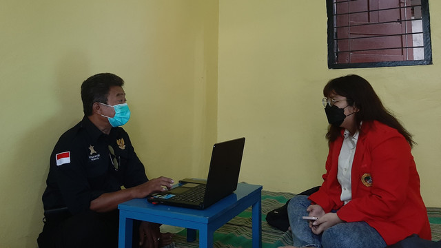 Sumber : Penulis, Proses Koordinasi dan Konsultasi Program KKN Kalimasada dengan Bapak Miswanto Selaku Ketua RT 02 Kelurahan Kutisari