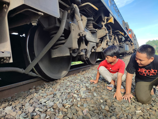 Kereta api babaranjang anjlok di Natar, Lampung Selatan, Selasa (4/2/2021) | Foto: Dokementasi warga
