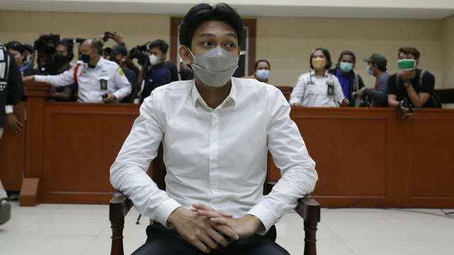 Terdakwa Gaga Muhammad saat menjalani sidang tuntutan di Pengadilan Negeri Jakarta Timur, Jakarta, Selasa (4/1/2022). Foto: Ronny