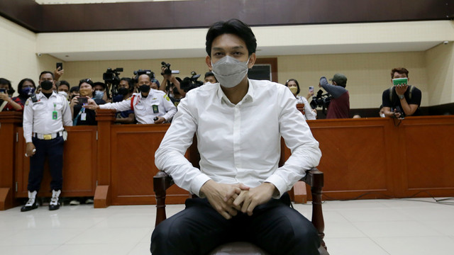 Terdakwa Gaga Muhammad saat menjalani sidang tuntutan di Pengadilan Negeri Jakarta Timur, Jakarta, Selasa (4/1/2022). Foto: Ronny