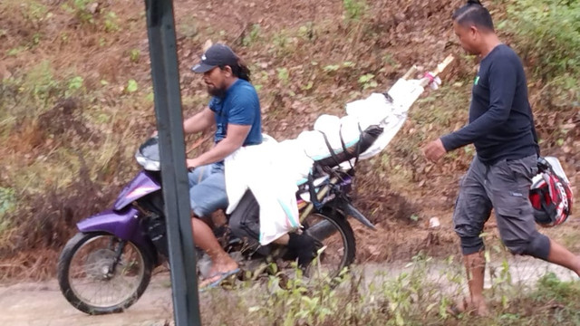 Jasad DPO Teroris Poso Ahmad Panjang Dibonceng Pakai Motor. Foto: Istimewa