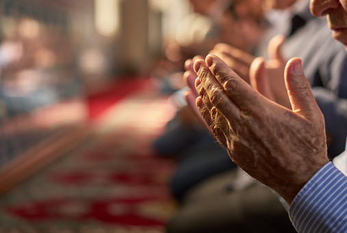 Ilustrasi mengamalkan bacaan astaghfirullah waatubu illaihi. Foto. dok. mustafagull di Unsplash
