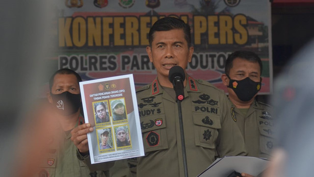 Kepala Penanggung Jawab Kendali Operasi Madago Raya, Irjen Pol Rudy Sufahriadi saat menggelar konferensi pers terkait tewasnya Gazali alias Ahmad Panjang alias Basir di Mapolres Parimo, Selasa (4/1). Foto Humar Polda Sulteng