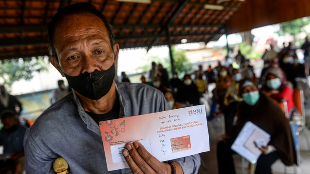 Ilustrasi penerima Bantuan Pangan Non Tunai. Foto: M Risyal Hidayat/ANTARA FOTO