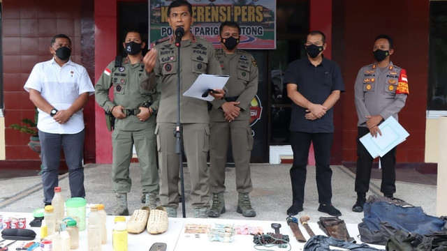 Kepala Penanggung Jawab Kendali Operasi Madago Raya, Irjen Pol Rudy Sufahriadi menunjukkan sejumlah alat bukti yang ditemukan di lokasi tewasnya DPO Teroris Poso Gazali aliasa Ahmad Panjang di Perkebunan Uempasa, Desa Dolago, Kecematan Parigi Selatan, Kabupaten Parigi Moutong, Sulawesi Tengah, Selasa (4/1). Foto: Humas Polda Sulteng