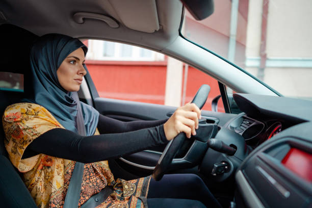 Ilustrasi seseorang sedang dalam perjalanan dengan mobil. Foto: iStock