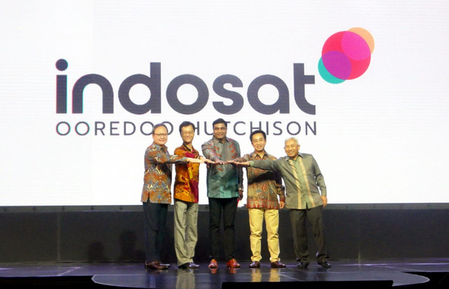 President Director Indosat Ooredoo Hutchison, Vikram Sinha (tengah), Director & Chief Strategy & Execution Officer, Armand Hermawan (kiri), Appointed Director & Chief Financial Officer, Nicky Lee Chi Hung (dua dari kiri), Director & Chief Human Resources Officer, Irsyad Sahroni (dua dari kanan), dan Director & Chief Regulatory Officer, Muhammad Danny Buldansyah (paling kanan) saat berfoto bersama setelah peluncuran identitas baru Indosat Ooredoo Hutchison di Jakarta, Selasa, 4 Januari 2022. Foto: Dok. Indosat Ooredoo Hutchison