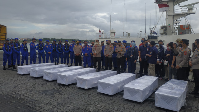 Proses evakuasi dan serah terima 8 jenazah WNI korban kapal terbalik di Malaysia ke Satgas Misi Kemanusiaan Internasional untuk dibawa kembali ke Indonesia, Selasa (4/1). Foto: Zalfirega/kepripedia.com.
