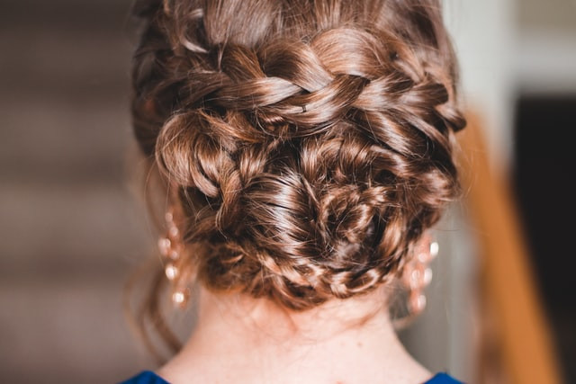 Ilustrasi Model Kepang Rambut Panjang Modern. Foto: Unsplash