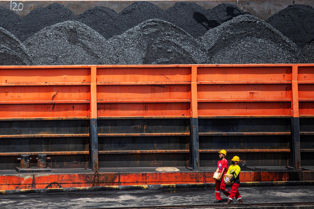 Bongkar muat batu bara di area pengumpulan Dermaga Batu bara Kertapati milik PT Bukit Asam Tbk di Palembang, Sumatera Selatan, Selasa (4/1/2022). Foto: ANTARA FOTO/Nova Wahyudi