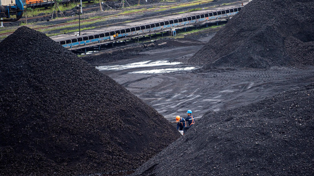 Bongkar muat batu bara di area pengumpulan Dermaga Batu bara Kertapati milik PT Bukit Asam Tbk di Palembang, Sumatera Selatan, Selasa (4/1/2022). Foto: ANTARA FOTO/Nova Wahyudi