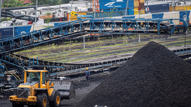 Bongkar muat batu bara di area pengumpulan Dermaga Batu bara Kertapati milik PT Bukit Asam Tbk di Palembang, Sumatera Selatan, Selasa (4/1/2022). Foto: ANTARA FOTO/Nova Wahyudi