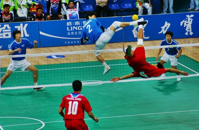 Permainan sepak takraw (Sumber: Pinterest)