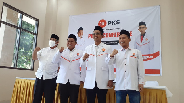Konferensi pers komedian dan Kader PKS Sunarji Riski (Narji Cagur) bersama Ketua DPD PKS Kota Tangsel, Dadang Darmawan, di Teras Tangsel, Rabu (5/1). Foto: Jacko Ryan/kumparan