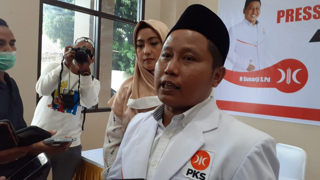 Konferensi pers komedian dan Kader PKS Sunarji Riski (Narji Cagur) di Teras Tangsel, Rabu (5/1). Foto: Jacko Ryan/kumparan